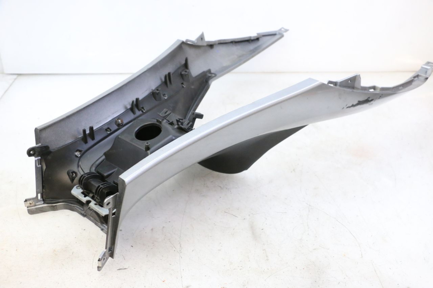 photo de CARENAGE RESERVOIR PIAGGIO MP3 500 (2014 - 2017) - Points de fixation