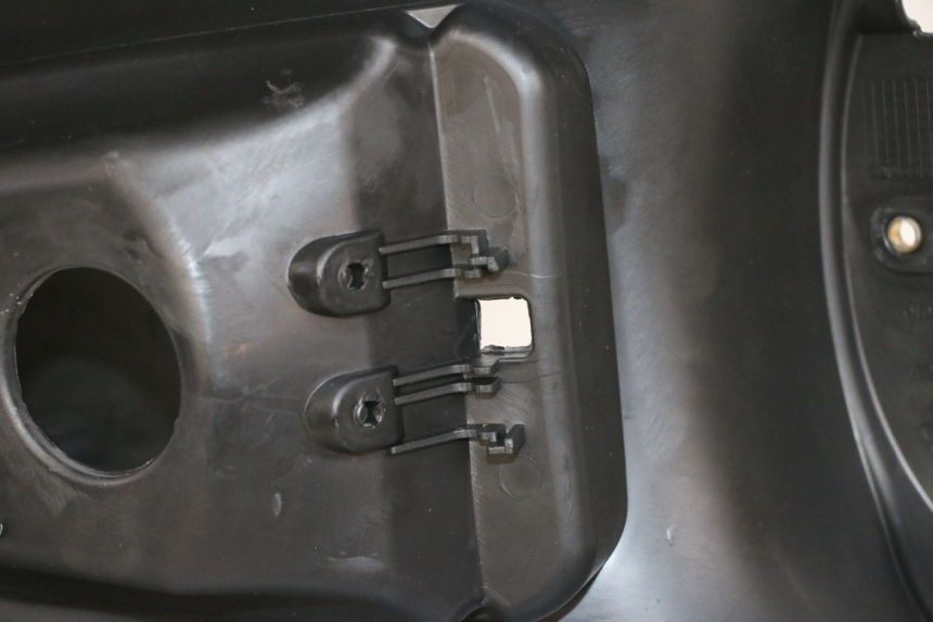 photo de CARENAGE RESERVOIR PIAGGIO MP3 RL 250 (2006 - 2010) - Gros plan technique