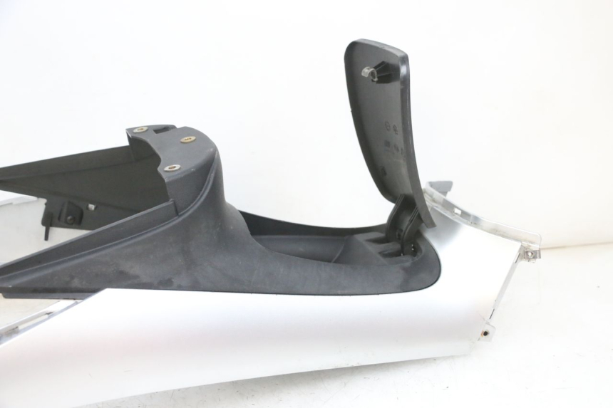 photo de CARENAGE RESERVOIR PIAGGIO MP3 RL 250 (2006 - 2010) - État de surface