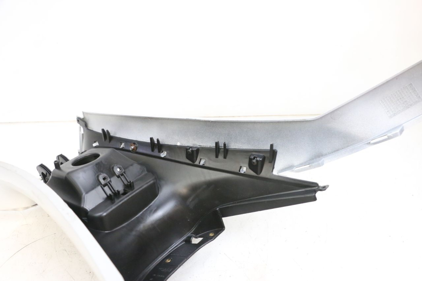 photo de CARENAGE RESERVOIR PIAGGIO MP3 RL 250 (2006 - 2010) - Zoom état d’usage