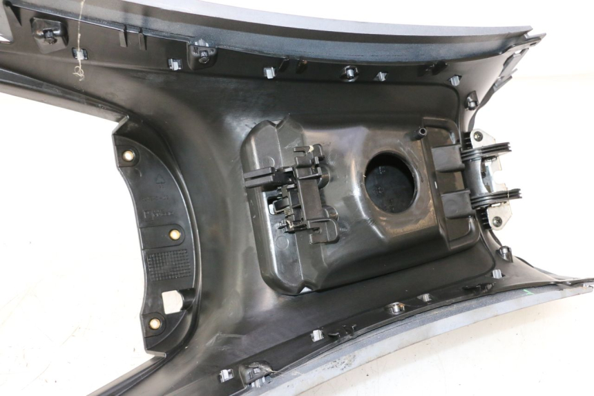 photo de CARENAGE RESERVOIR PIAGGIO MP3 125 (2006 - 2014) - Détail de la pièce