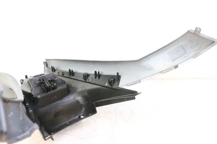 photo de CARENAGE RESERVOIR PIAGGIO MP3 125 (2006 - 2014) - Gros plan technique