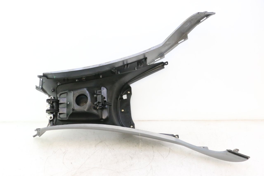 photo de CARENAGE RESERVOIR PIAGGIO MP3 125 (2006 - 2014) - Points de fixation