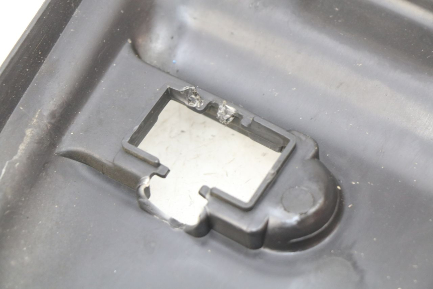 photo de CARENAGE RESERVOIR SUZUKI SIXTEEN 125 (2008 - 2010) - Zoom état d’usage