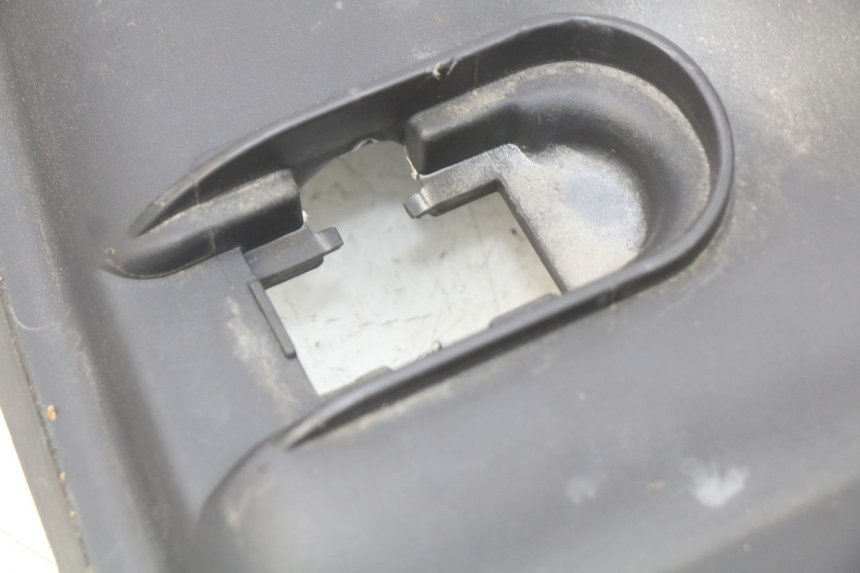 photo de CARENAGE RESERVOIR SUZUKI SIXTEEN 125 (2008 - 2010) - Gros plan technique