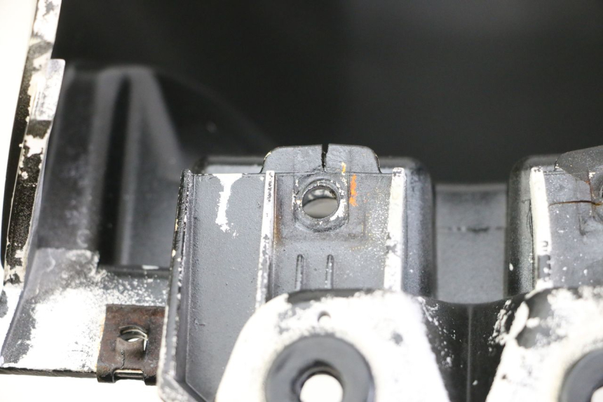 photo de CARENAGE RESERVOIR YAMAHA TZR 50 (2008 - 2016) - Gros plan technique