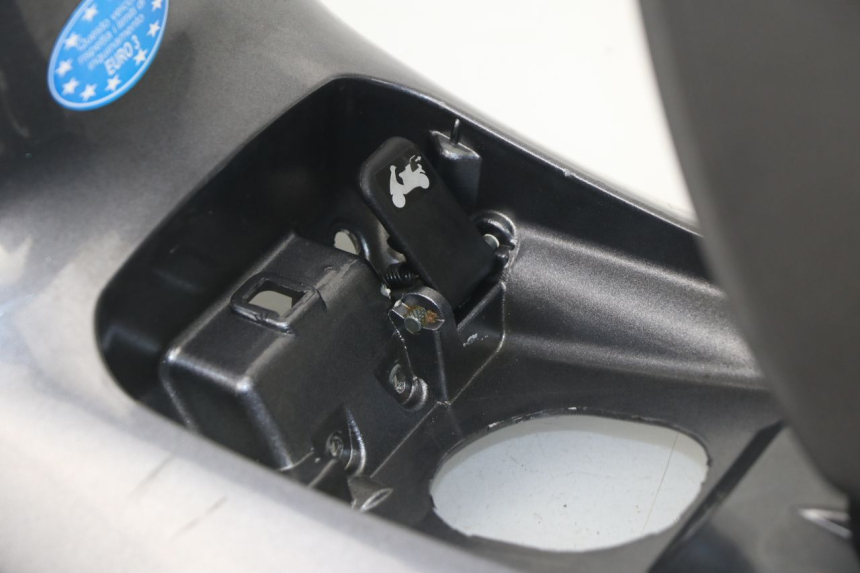 photo de CARENAGE RESERVOIR PIAGGIO X8 400 (2006 - 2007) - Gros plan technique