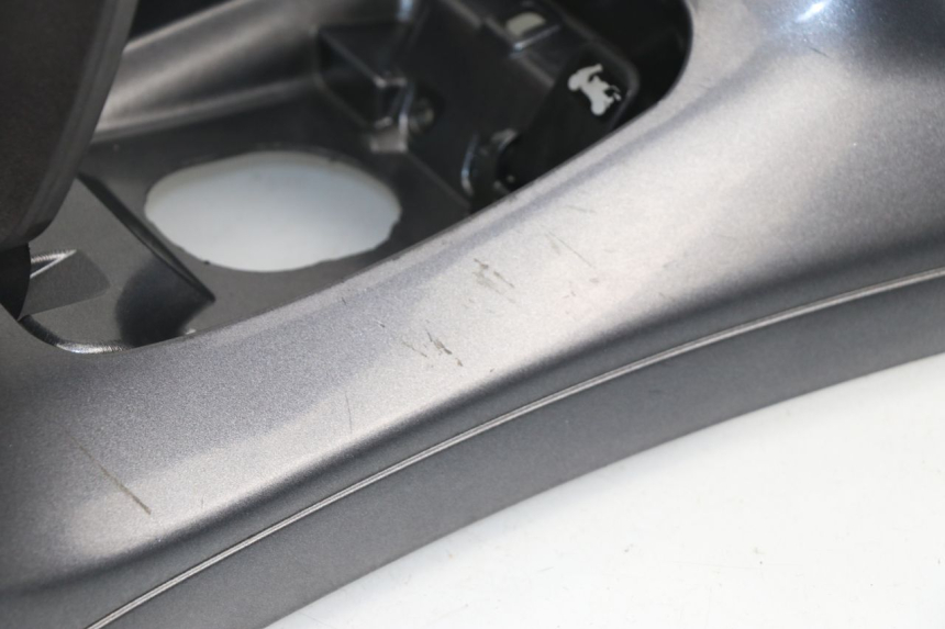 photo de CARENAGE RESERVOIR PIAGGIO X8 400 (2006 - 2007) - Points de fixation