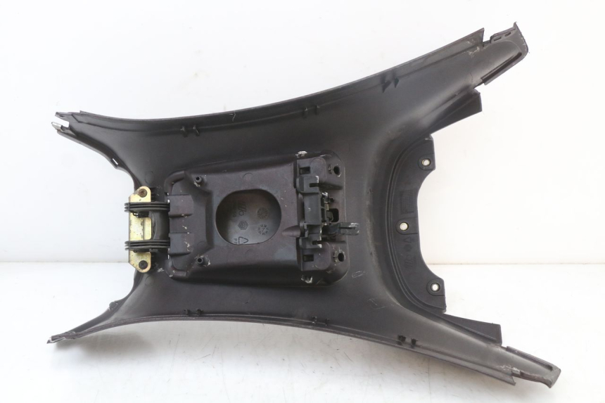 photo de CARENAGE RESERVOIR PIAGGIO X8 125 (2004 - 2007) - Marquages et références