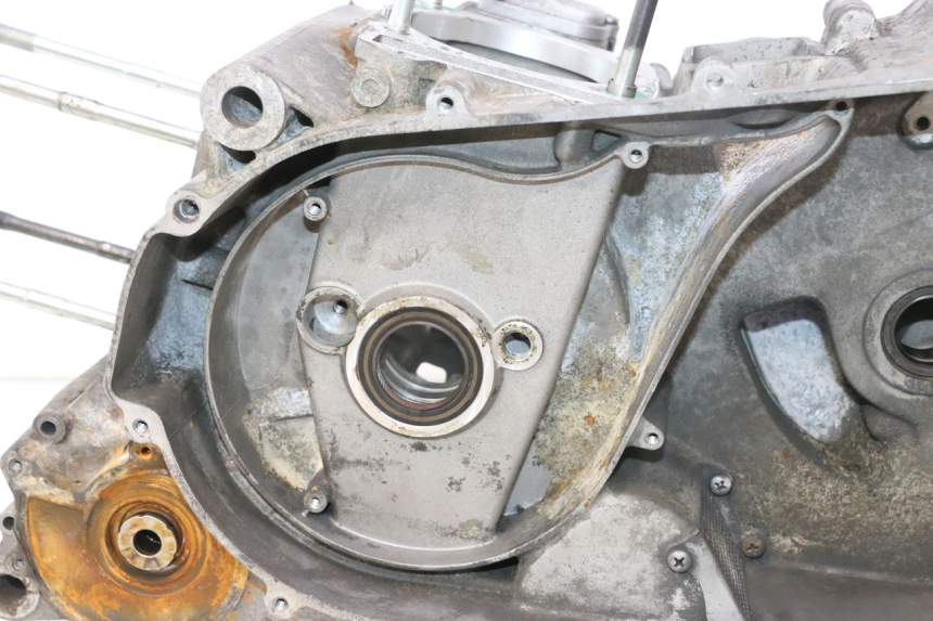 photo de CARTER BAS MOTEUR GILERA GP 800 (2007 - 2013) - Points de fixation