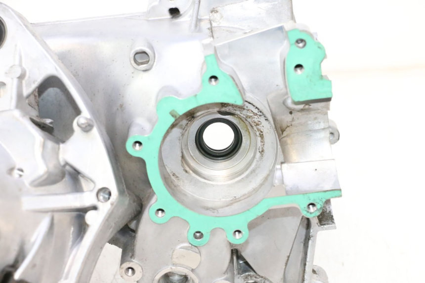 photo de CARTER BAS MOTEUR PEUGEOT KISBEE 2T 50 (2018 - 2022) - Aperçu profil