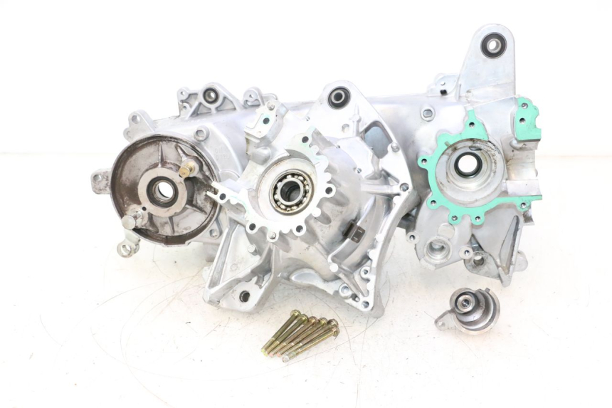 photo de CARTER BAS MOTEUR PEUGEOT KISBEE 2T 50 (2018 - 2022) - Autre angle de vue