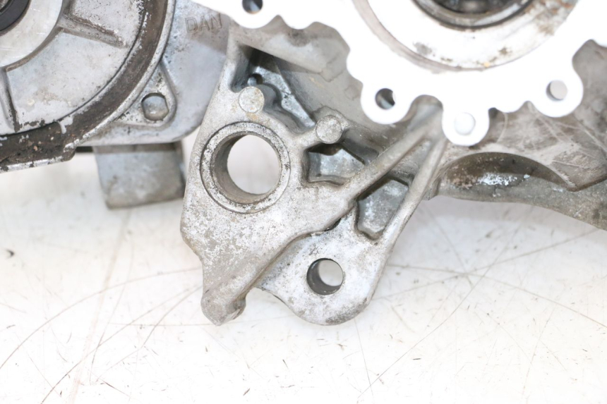 photo de CARTER BAS MOTEUR PEUGEOT KISBEE 2T 50 (2010 - 2017) - Aperçu profil