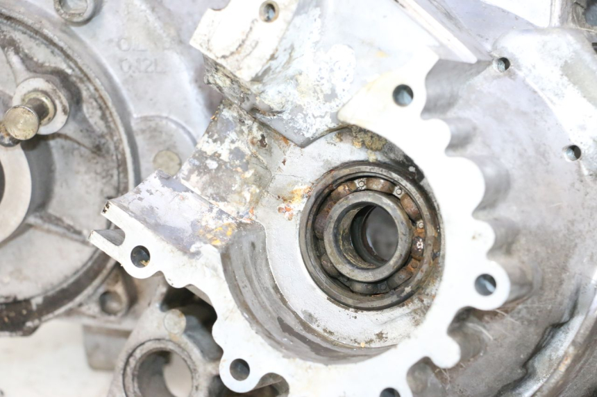 photo de CARTER BAS MOTEUR PEUGEOT KISBEE 2T 50 (2010 - 2017) - Gros plan technique