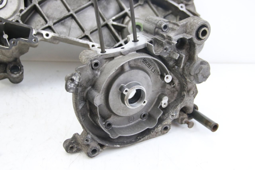 photo de CARTER BAS MOTEUR APRILIA SCARABEO 4T 50 (2009 - 2017) - Gros plan technique