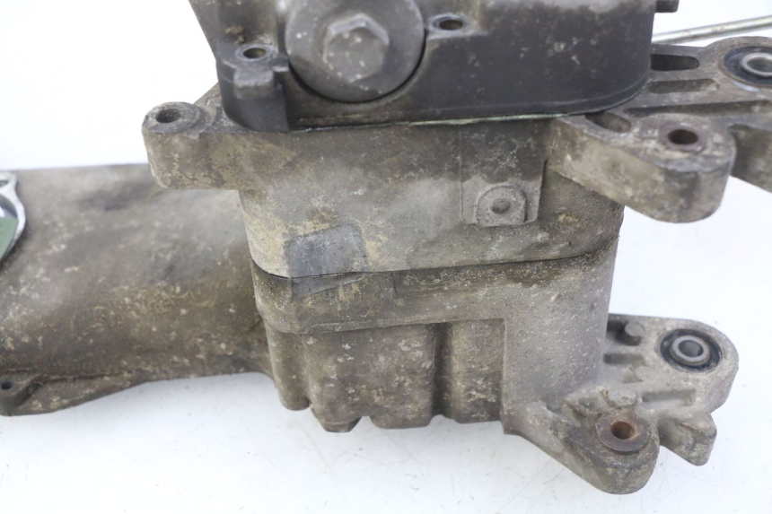 photo de CARTER BAS MOTEUR PEUGEOT V-CLIC VCLIC 50 (2007 - 2013) - Gros plan technique