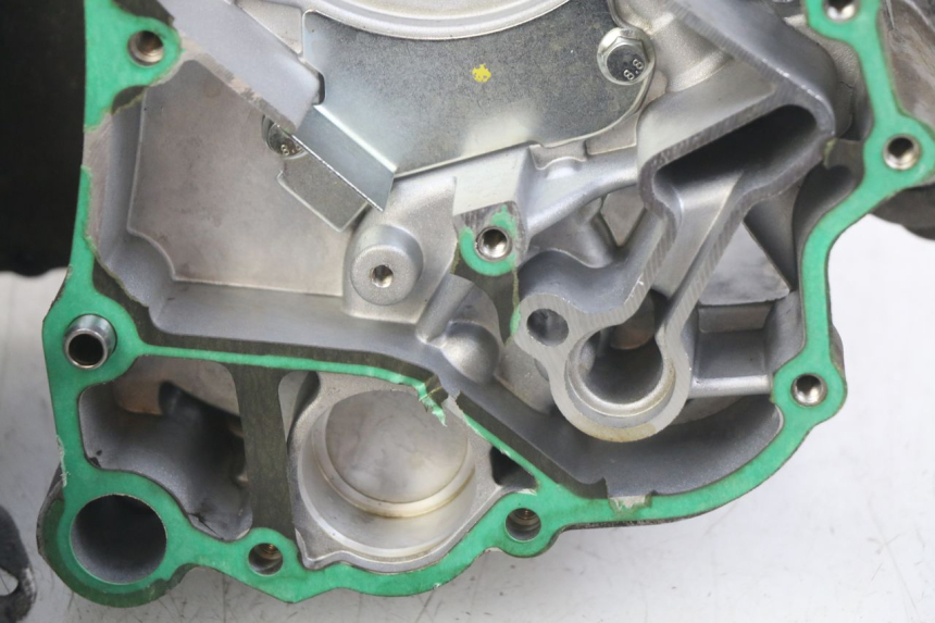 photo de CARTER BAS MOTEUR PIAGGIO VESPA GTS IGET ABS 125 (2017 - 2023) - Gros plan technique