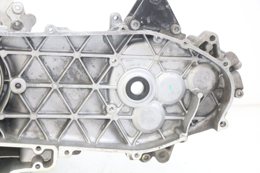 photo de CARTER BAS MOTEUR PIAGGIO VESPA GTS IGET ABS 125 (2017 - 2023) - Points de fixation