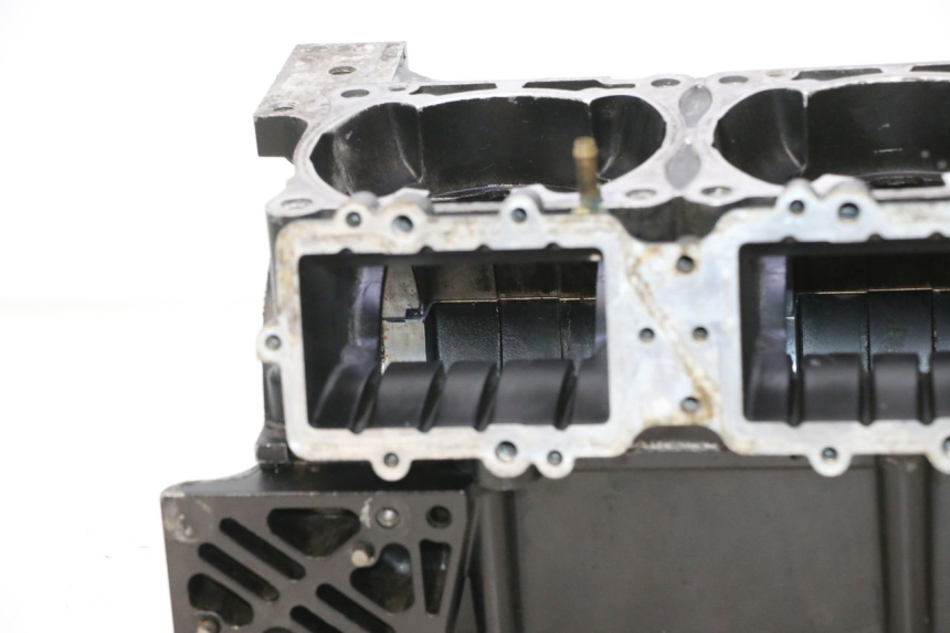 photo de CARTER BAS MOTEUR YAMAHA WAVE RUNNER GP R 1200 (2000 - 2003) - Zoom composants