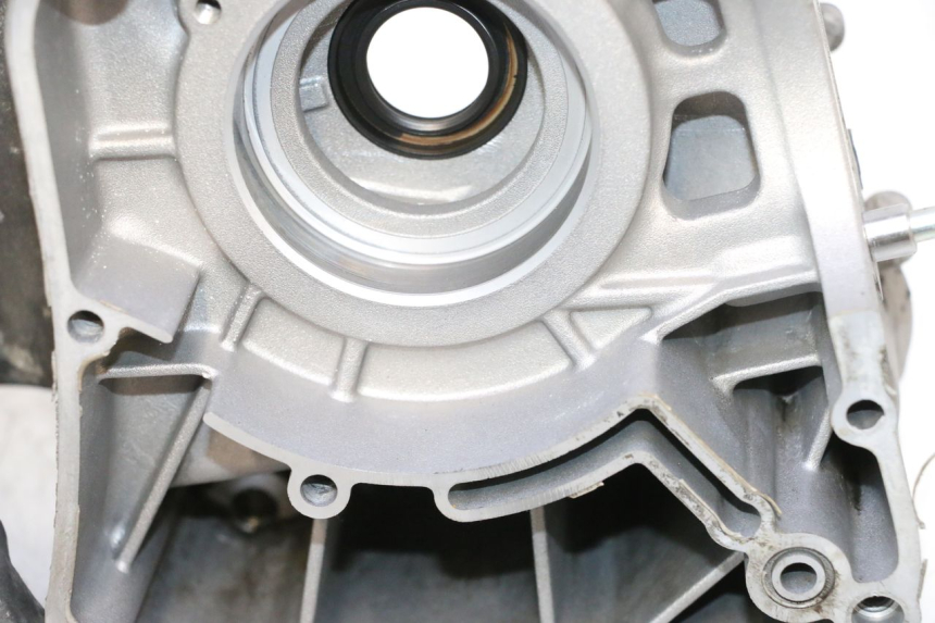 photo de CARTER BAS MOTEUR YAMAHA XMAX X-MAX 125 (2006 - 2009) - Gros plan technique