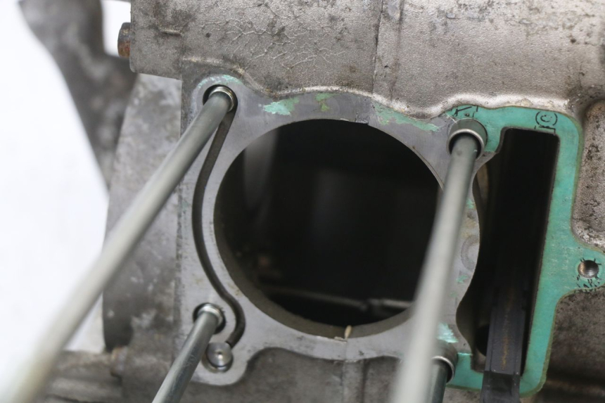 photo de CARTER BAS MOTEUR YAMAHA YP MAJESTY 125 (2002 - 2006) - Points de fixation