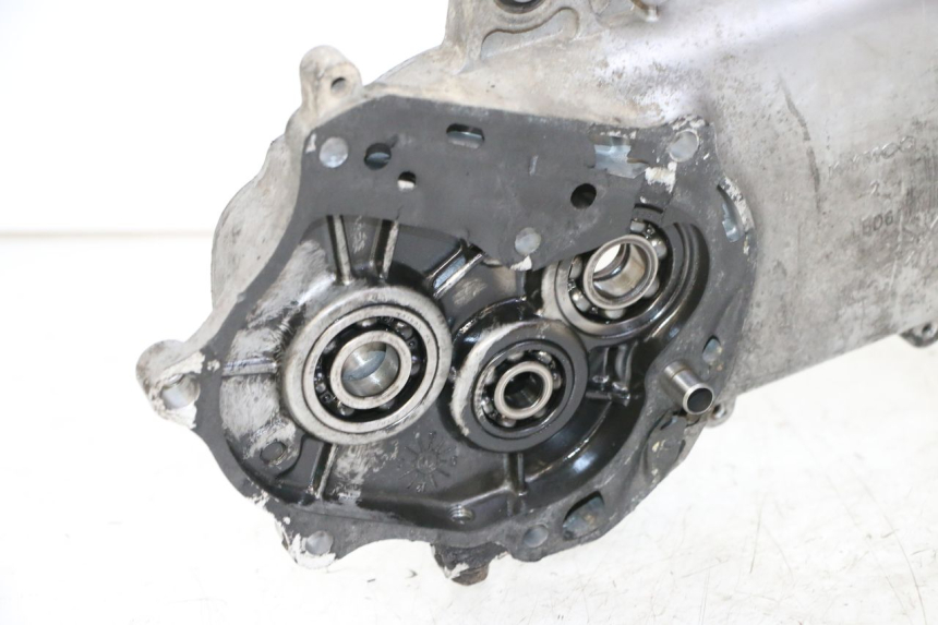 photo de CARTER MOTEUR GAUCHE KYMCO AGILITY 4T 50 (2005 - 2018) - Gros plan technique