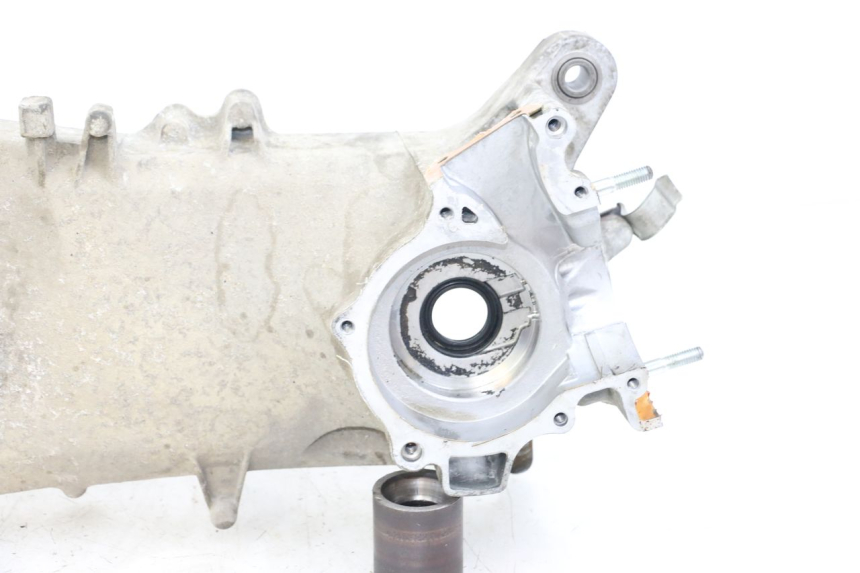 photo de CARTER MOTEUR GAUCHE HONDA FES PANTHEON 2T 125 (1998 - 2002) - Détail de la pièce