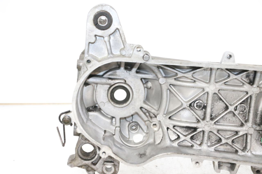 photo de CARTER MOTEUR GAUCHE PEUGEOT KISBEE 2T 50 (2010 - 2017) - Angle alternatif