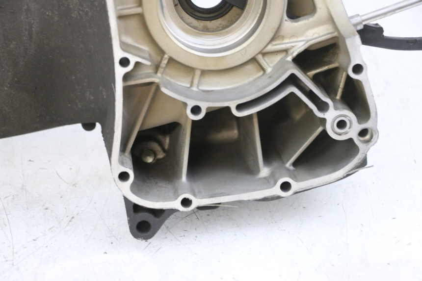 photo de CARTER MOTEUR GAUCHE YAMAHA X-MAX XMAX 125 (2010 - 2013) - Gros plan technique