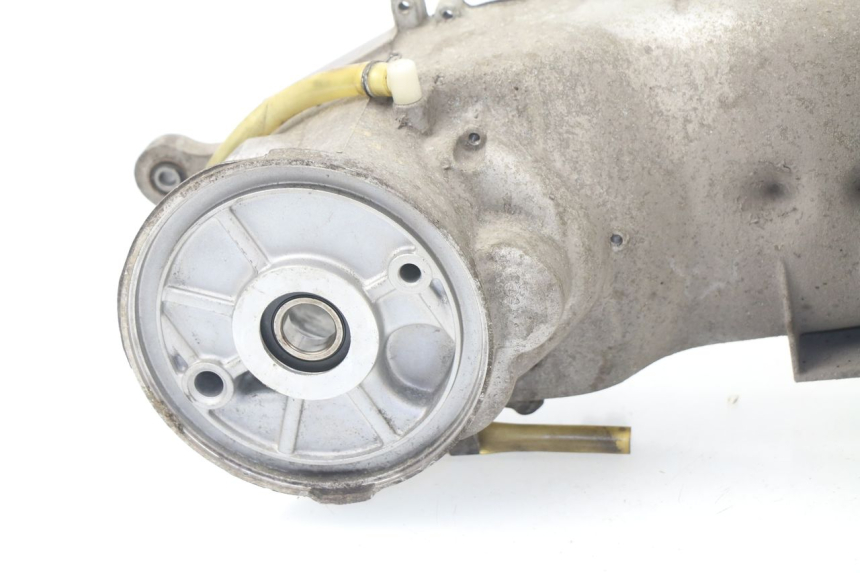 photo de CARTER MOTEUR GAUCHE YAMAHA YP MAJESTY 125 (2002 - 2006) - Autre angle de vue