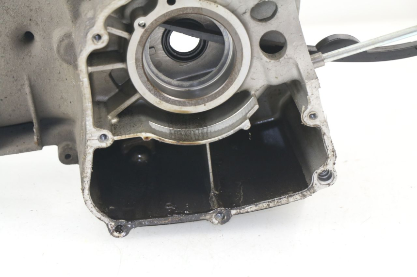 photo de CARTER MOTEUR GAUCHE YAMAHA YP MAJESTY 125 (2002 - 2006) - Gros plan technique