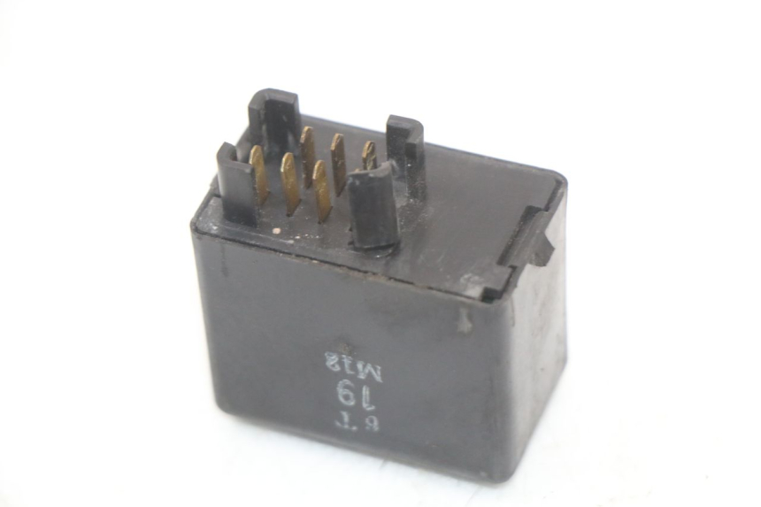 photo de CENTRALE CLIGNOTANTE SUZUKI GZ MARAUDER 125 (1998 - 2004) - Gros plan technique