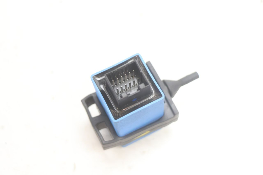 photo de CENTRALE CLIGNOTANTE PIAGGIO MP3 HPE 530 (2022 - 2026) - Autre angle de vue