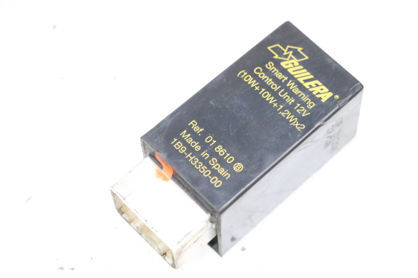 photo de CENTRALE CLIGNOTANTE YAMAHA XMAX X-MAX 125 (2006 - 2009) - Gros plan technique