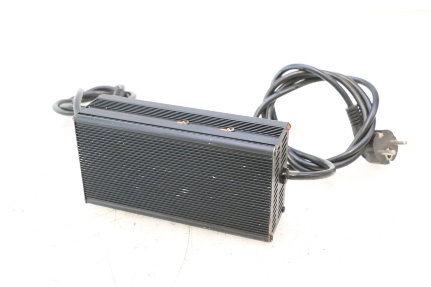 photo de CHARGEUR BATTERIE BAIKU SAKURA 1 (2021 - 2025) - Détails caractéristiques
