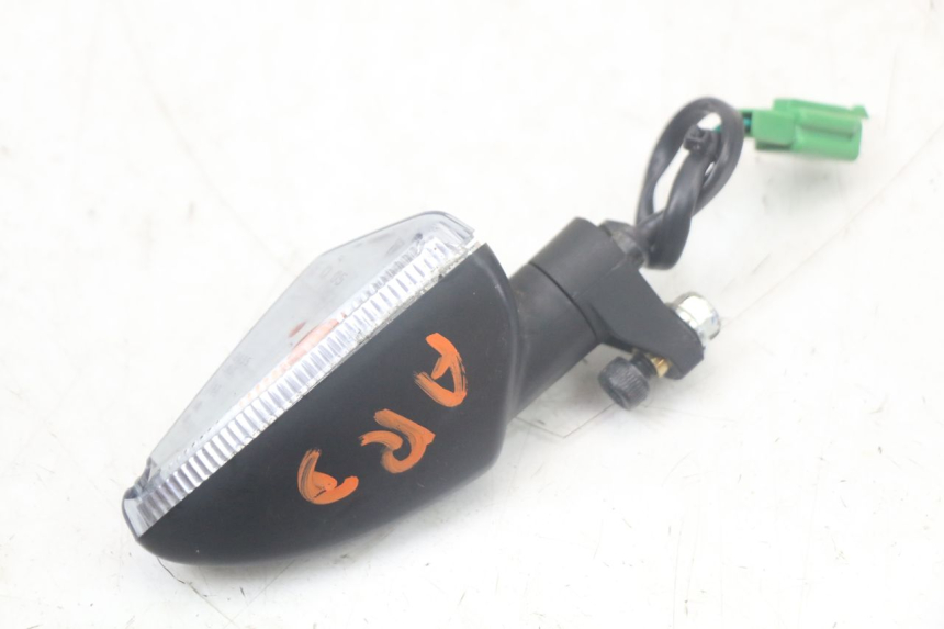 photo de CLIGNOTANT ARRIERE DROIT YAMAHA AEROX 2T 50 (2013 - 2017) - Gros plan technique