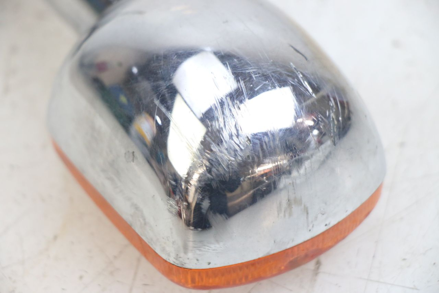 photo de CLIGNOTANT ARRIERE DROIT HONDA CA REBEL 125 (1995 - 2001) - Gros plan technique