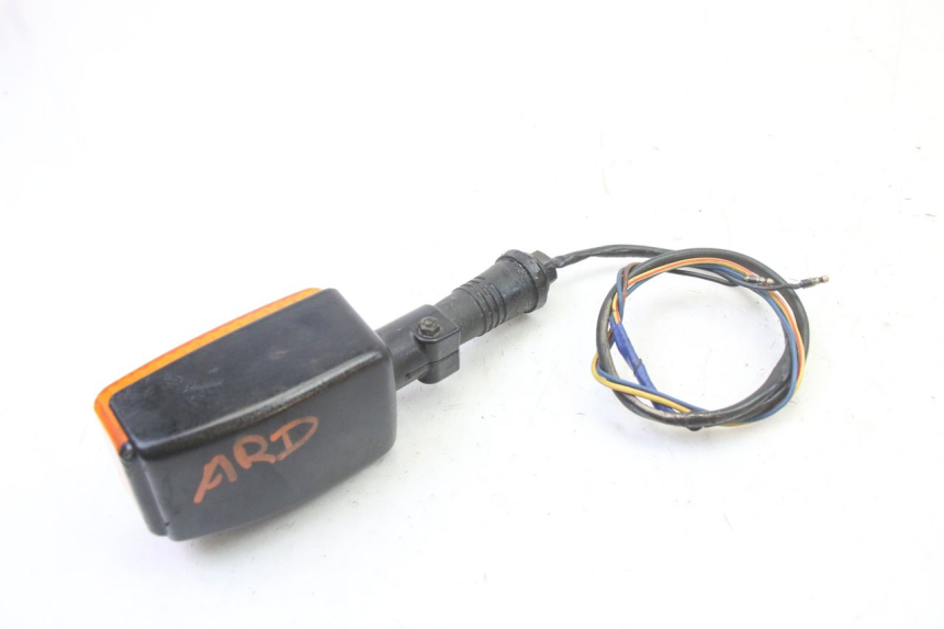 photo de CLIGNOTANT ARRIERE DROIT YAMAHA FJ 36Y 1100 (1984 - 1985) - Gros plan technique