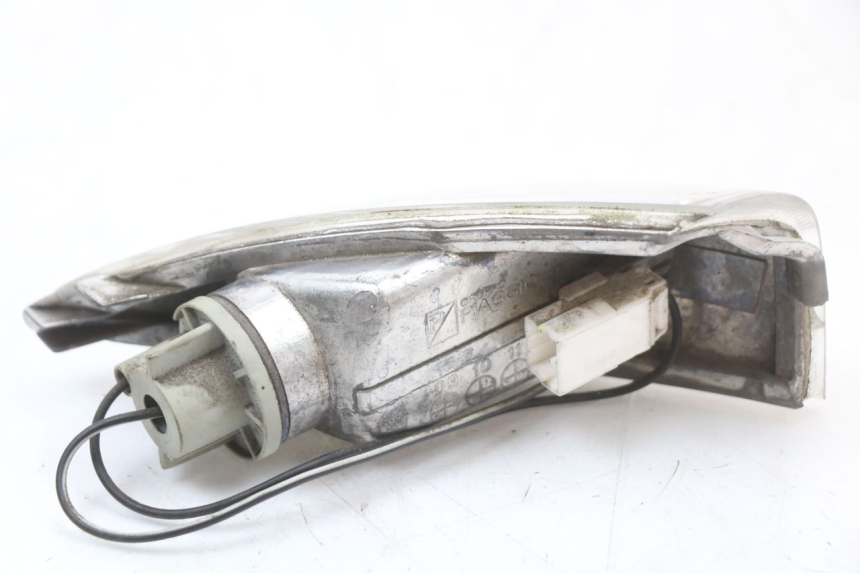 photo de CLIGNOTANT ARRIERE DROIT PIAGGIO FLY 2T 50 (2004 - 2017) - Gros plan technique