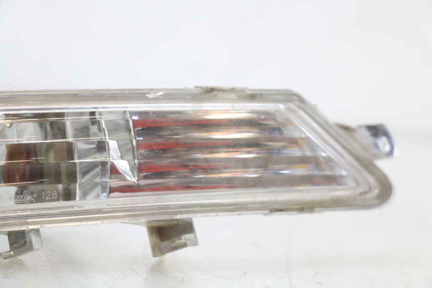 photo de CLIGNOTANT ARRIERE DROIT PEUGEOT GEOPOLIS RS 125 (2007 - 2009) - Autre angle de vue