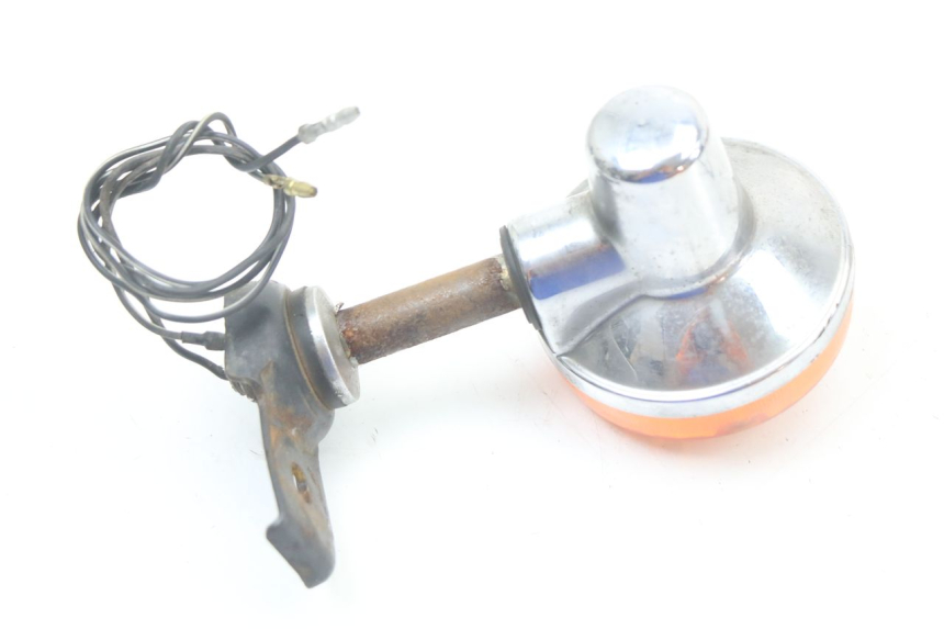 photo de CLIGNOTANT ARRIERE DROIT SUZUKI GN 125 (1997 - 2000) - Gros plan technique