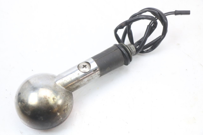 photo de CLIGNOTANT ARRIERE DROIT SUZUKI GZ MARAUDER 125 (1998 - 2004) - Gros plan technique