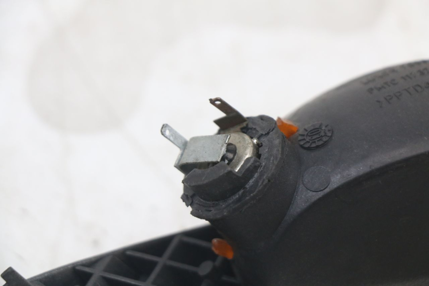 photo de CLIGNOTANT ARRIERE DROIT PEUGEOT ELYSTAR 50 (2002 - 2014) - Points de fixation