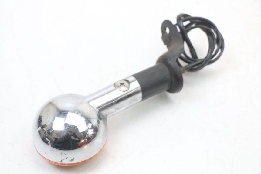 photo de CLIGNOTANT ARRIERE DROIT SUZUKI VL INTRUDER 125 (2004 - 2007) - Gros plan technique