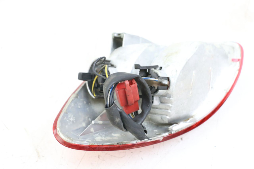 photo de CLIGNOTANT ARRIERE DROIT PIAGGIO X9 125 (2000 - 2003) - Gros plan technique