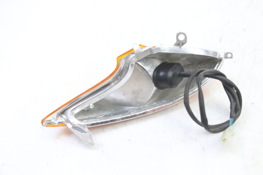 photo de CLIGNOTANT ARRIERE DROIT HONDA XLV VARADERO 125 (2000 - 2006) - Gros plan technique