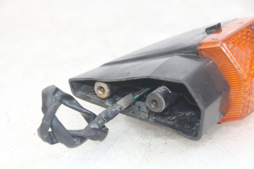 photo de CLIGNOTANT ARRIERE GAUCHE HONDA CBR F SC25 1000 (1989 - 1992) - Autre angle de vue