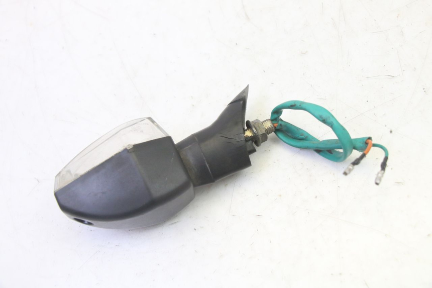 photo de CLIGNOTANT ARRIERE GAUCHE SYM CROX 4T 50 (2016 - 2023) - Gros plan technique