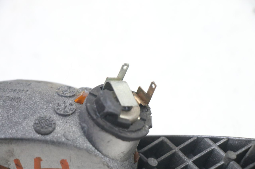 photo de CLIGNOTANT ARRIERE GAUCHE PEUGEOT ELYSEO 125 (1999 - 2004) - État de surface