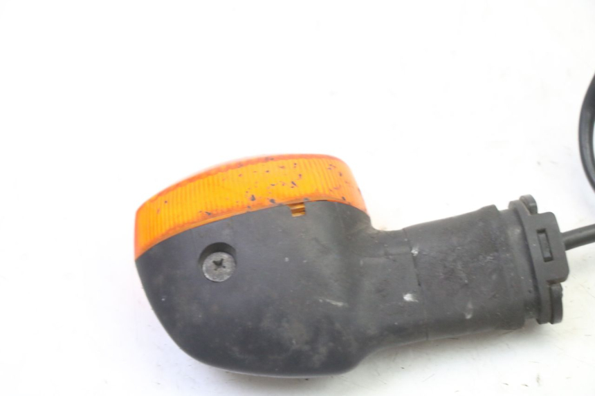 photo de CLIGNOTANT ARRIERE GAUCHE YAMAHA FZ6 FAZER S2 600 (2007 - 2011) - Gros plan technique
